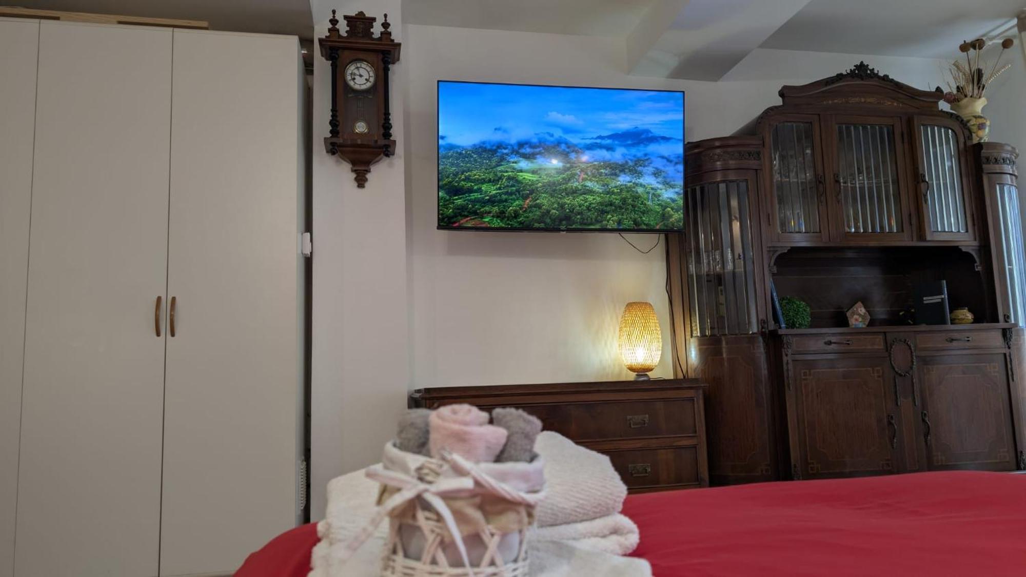 Timeless Home Deluxe Smart Cinema Suite With Netflix & Disney Parma Ngoại thất bức ảnh